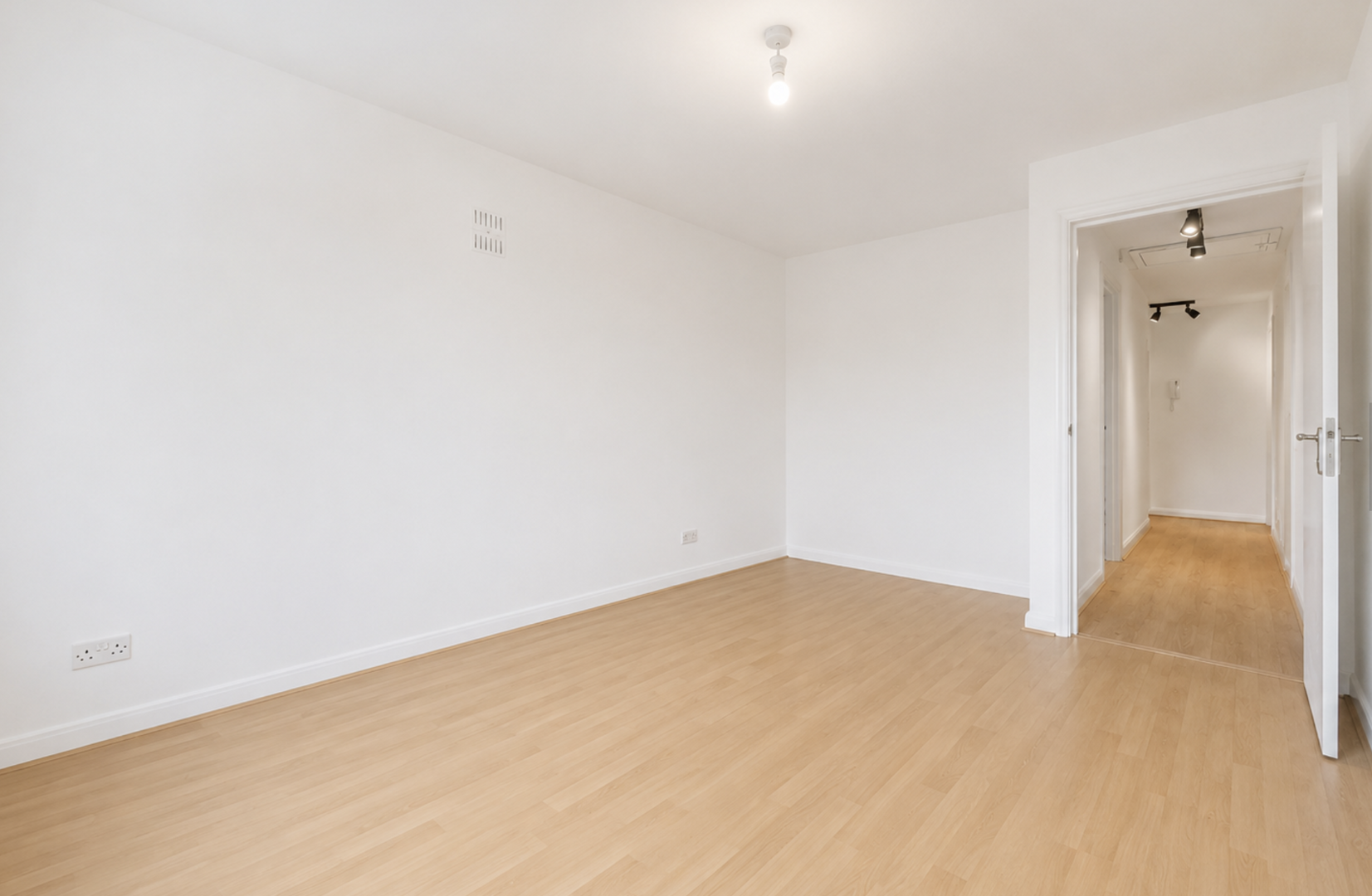 2 bed property in Lampton Road, Hounslow